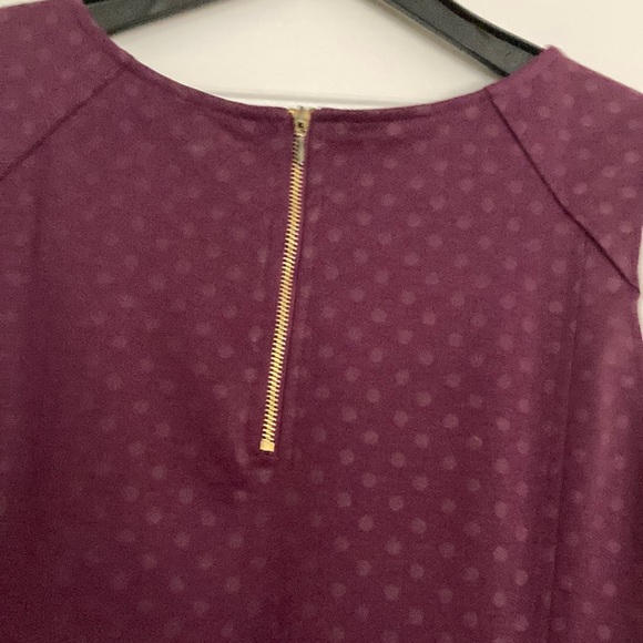 Sleeveless fitted tank top. - Picture 3 of 5